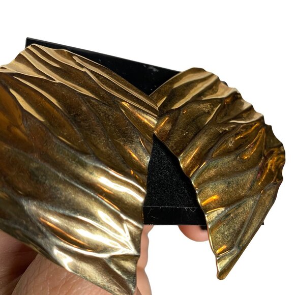 Vintage Gold Winged Clip On Earrings Dead Stock Earrings - Picture 4 of 4